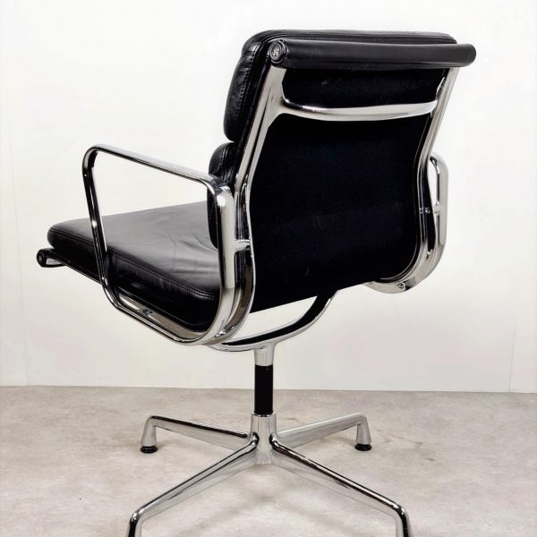 Vitra Eames EA208 Zwart Leer - Afbeelding 5