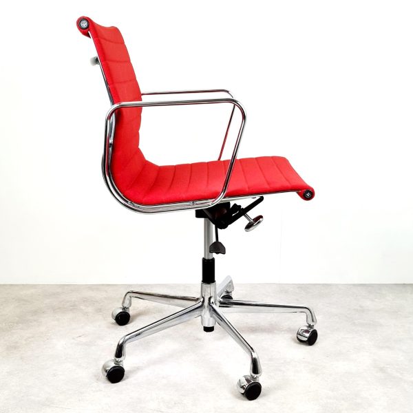 Vitra Eames EA117 Bureaustoel – Rood Hopsak | Chroom - Afbeelding 3